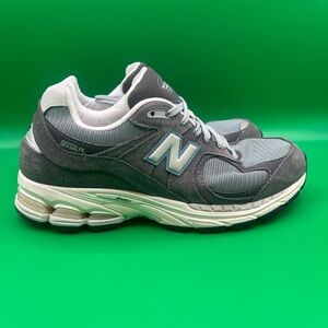 New Balance Men's/Womens 2002R Gray and White Athletic Sneakers
